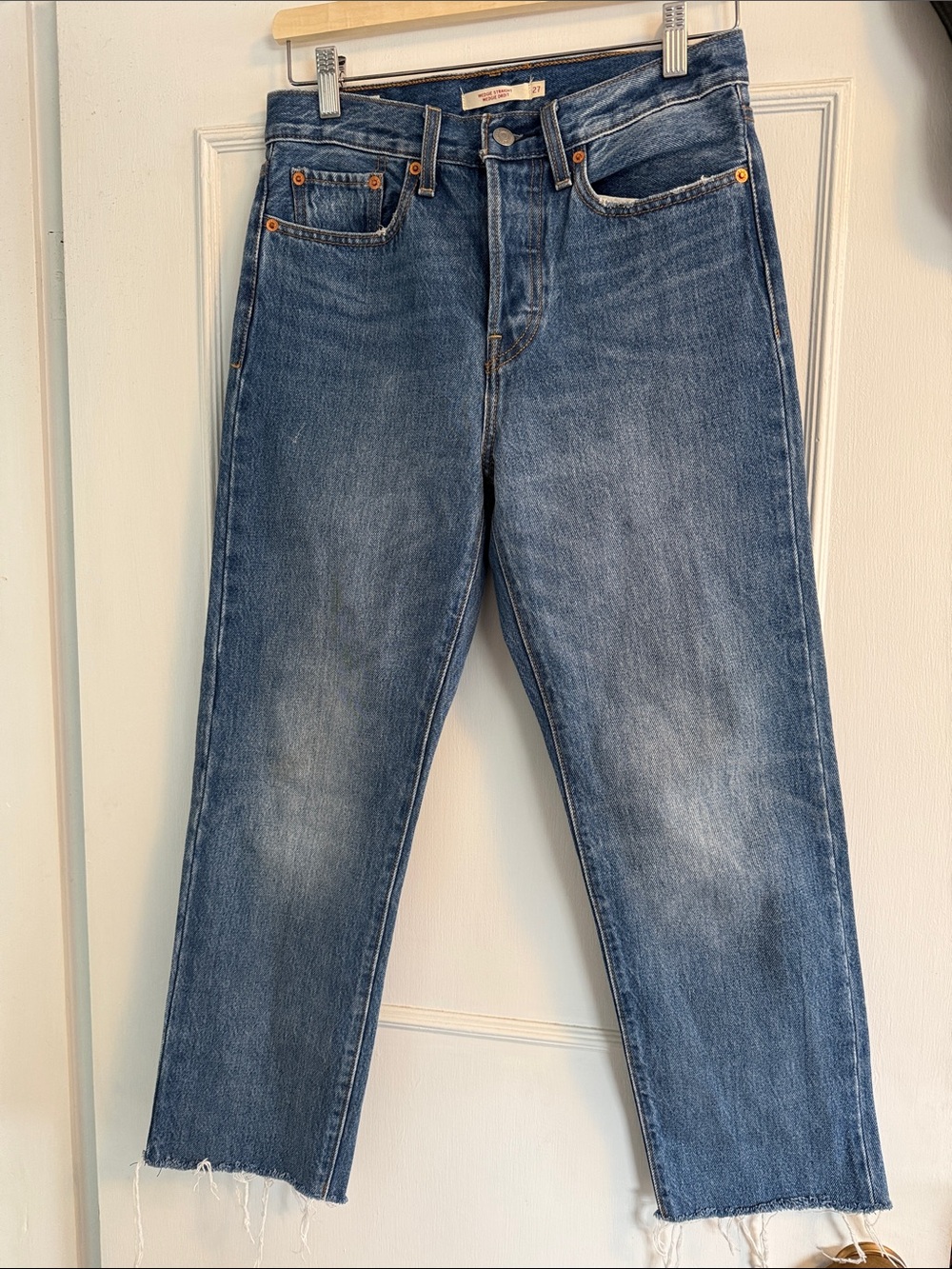 🩵 Levi's Wedgie Straight Denim — Light Blue with Gold Stitching